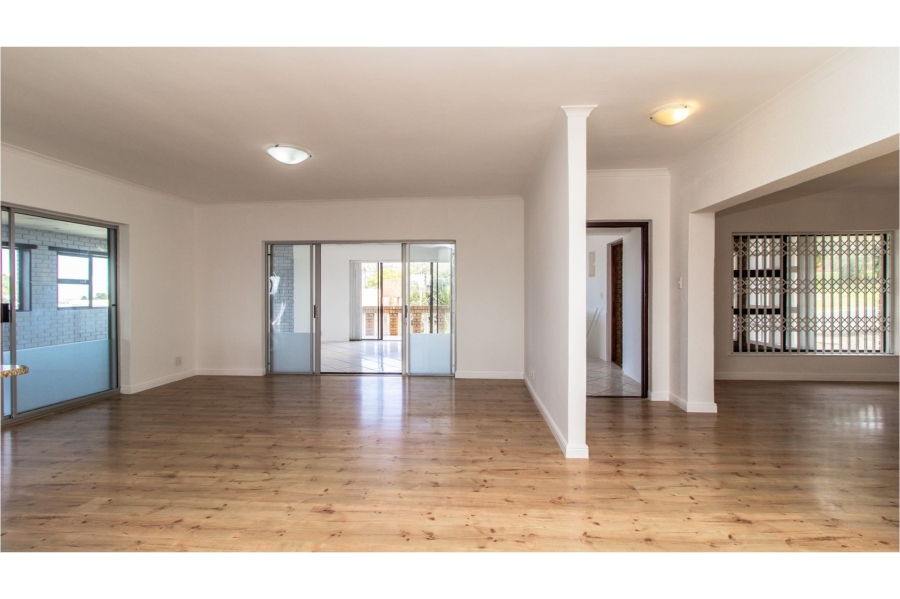 7 Bedroom Property for Sale in Loevenstein Western Cape